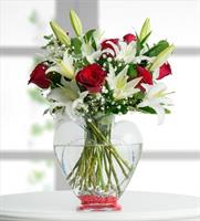 Kalp Cam içerisinde Kırmızı Güller ve Beyaz Lilyumlar - 708,00 TL